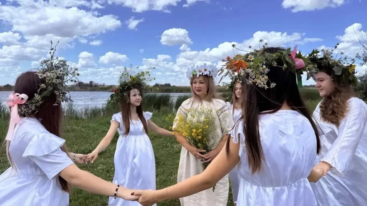 Саратовцы плели венки и искали цветущий папоротник на Ивана Купалу